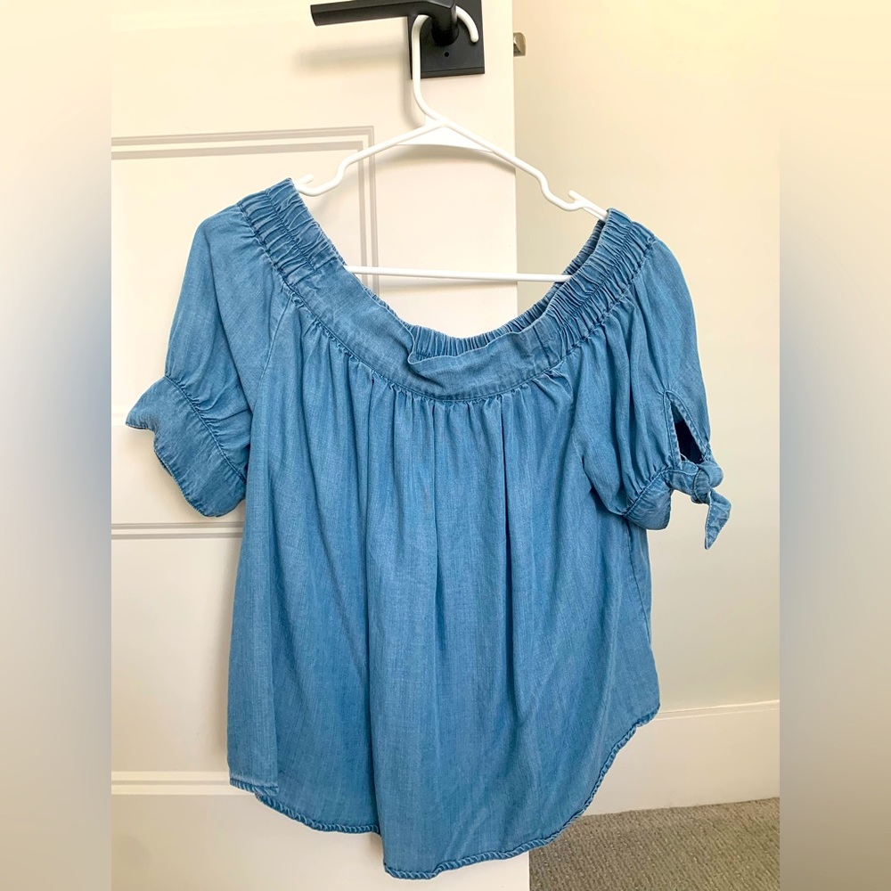 Off-the-shoulder top